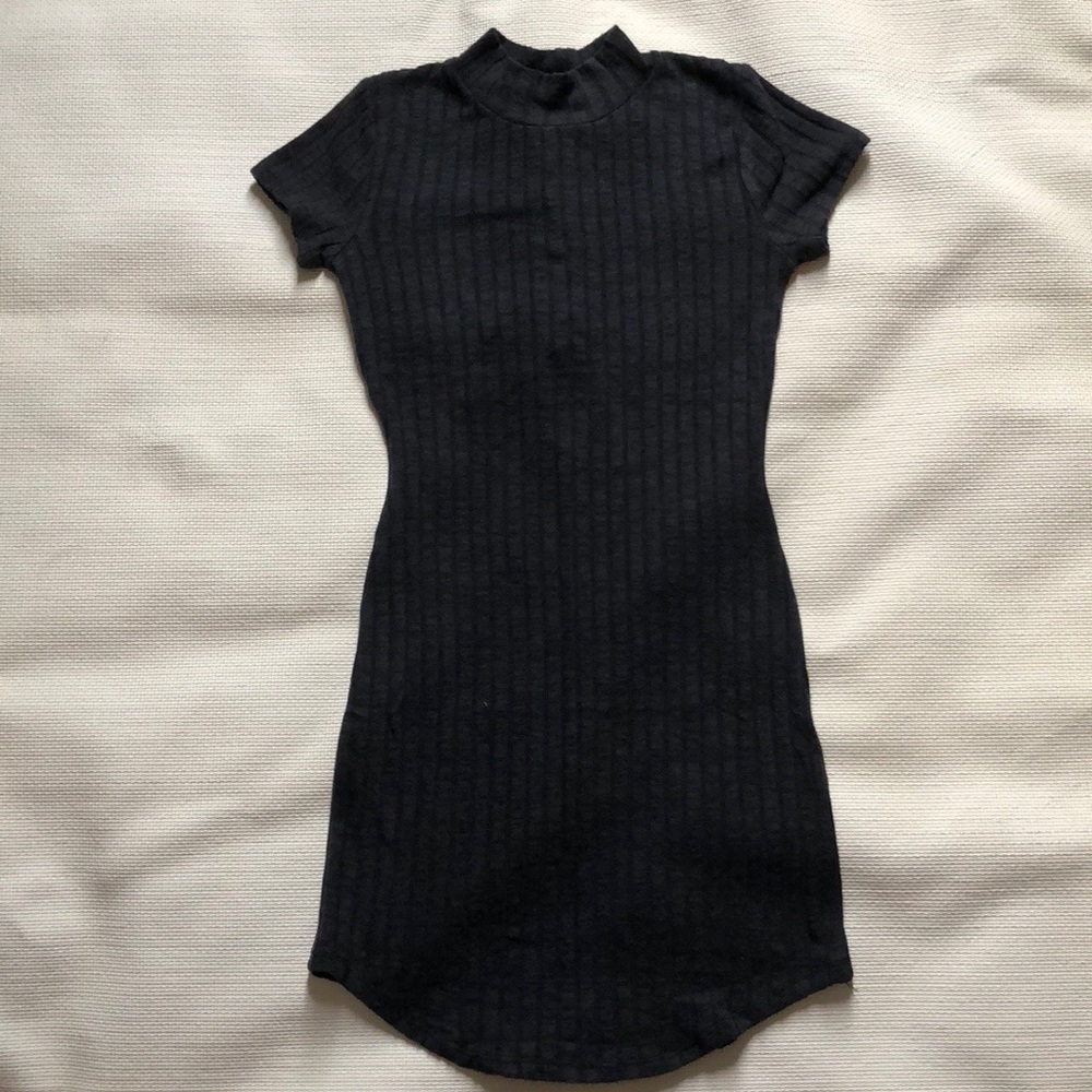 Gray short sleeve turtle neck dress w/vertical rib